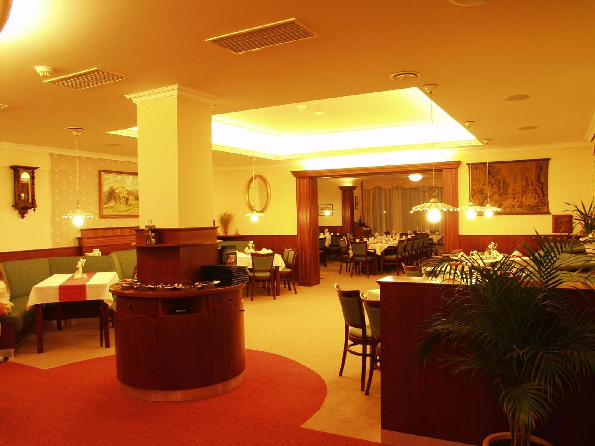 Komorni Hurka Hotel Хеб Екстериор снимка