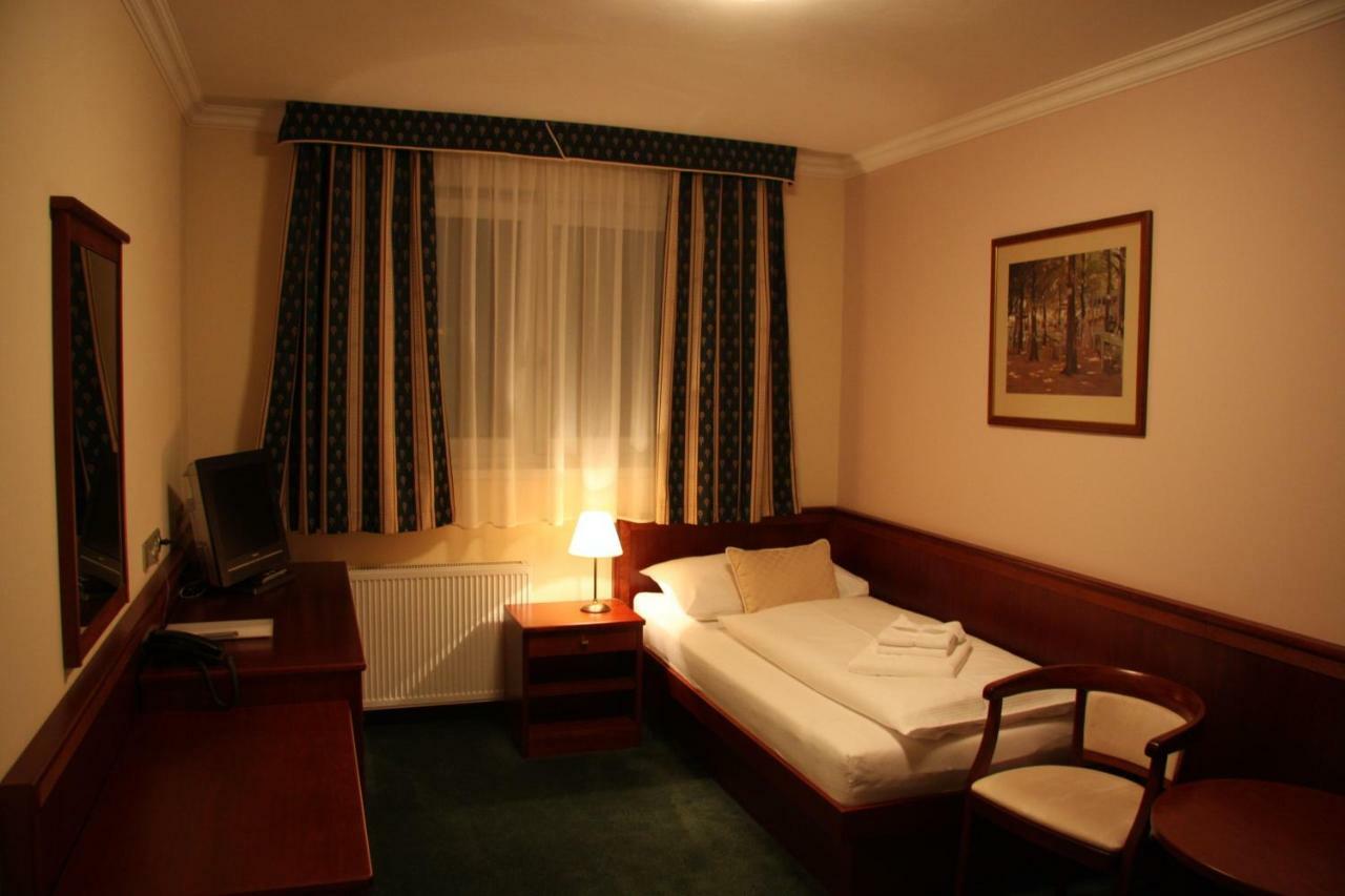 Komorni Hurka Hotel Хеб Екстериор снимка